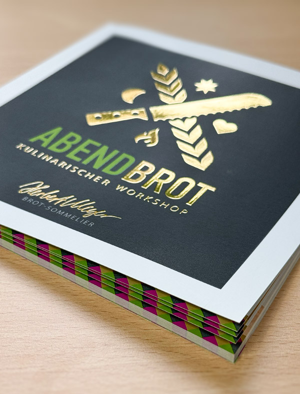Brochüre mit Eventlogo, veredelt mit Goldfolie