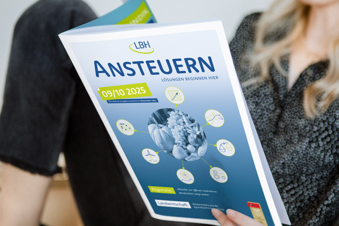 Frau liest die LBH-Kundenzeitschrift