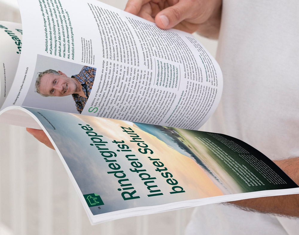 Person liest die Kundenzeitschrift TUM