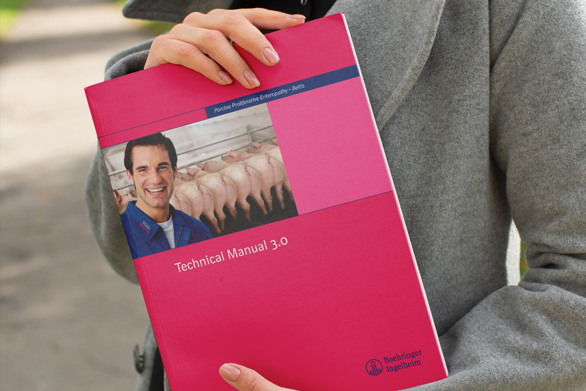 Frau zeigt ein Technical Manual / eine wissenschaftliche Broschüre von Boehringer Ingelheim
